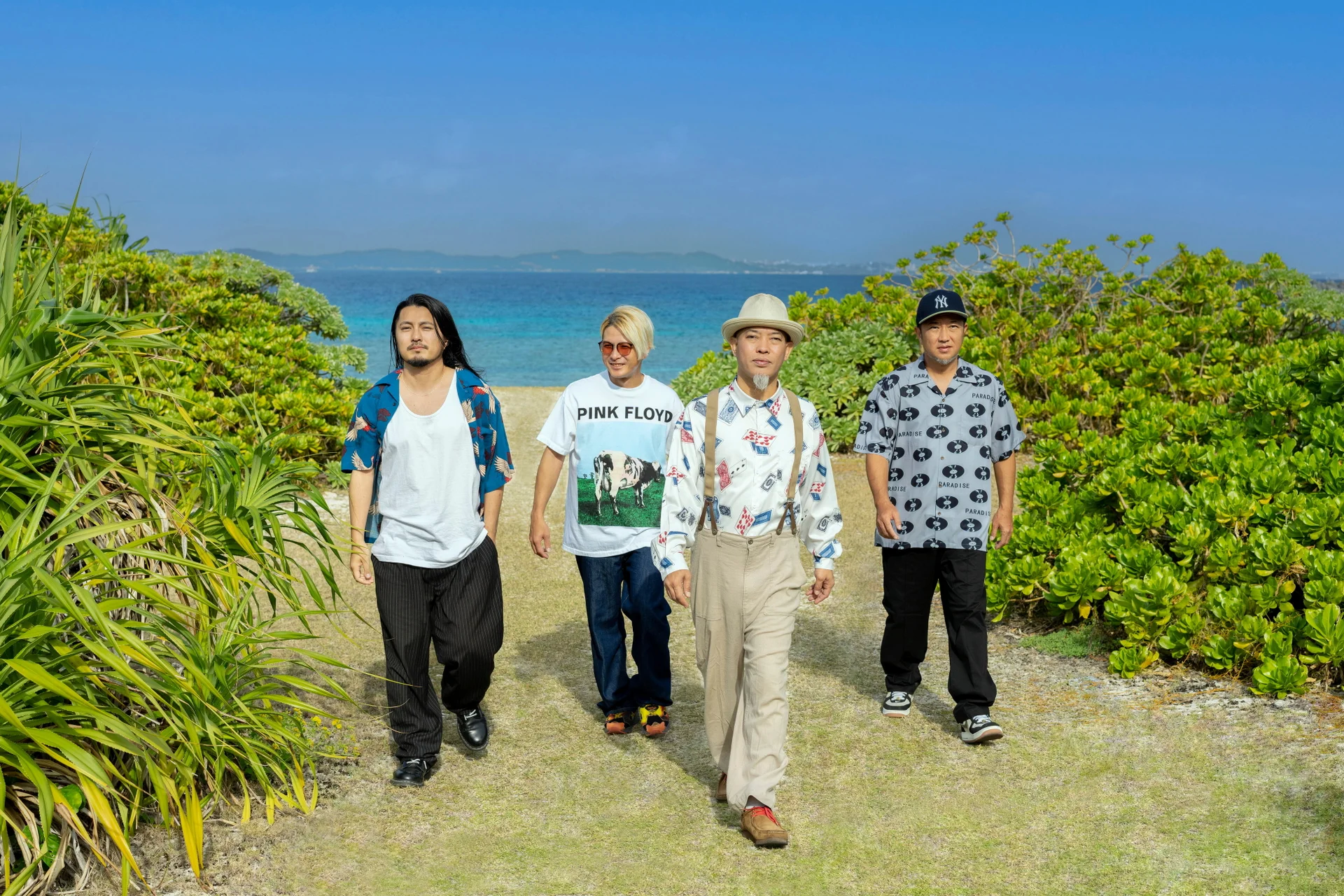 Kariyushi58 grupas dalībnieki staigā pa piekrastes taku