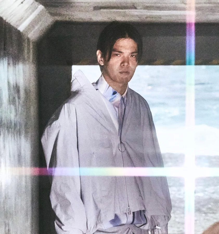 Soshi it fra <a href="https://onlyhit.us/music/artist/Dos%20Monos" target="_blank">Dos Monos</a> i et industriel miljø