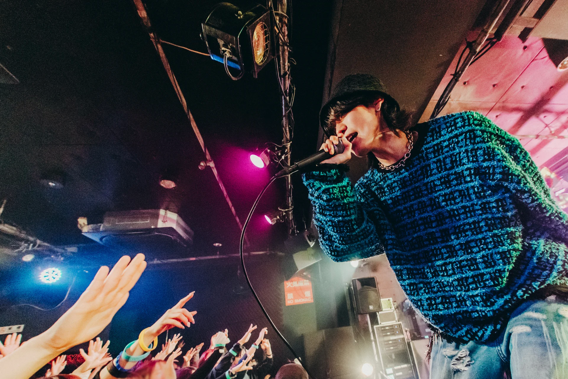 Alyp baryjy aýdymçy KAZUKI UJIIE sahnada energetiki performans edýär