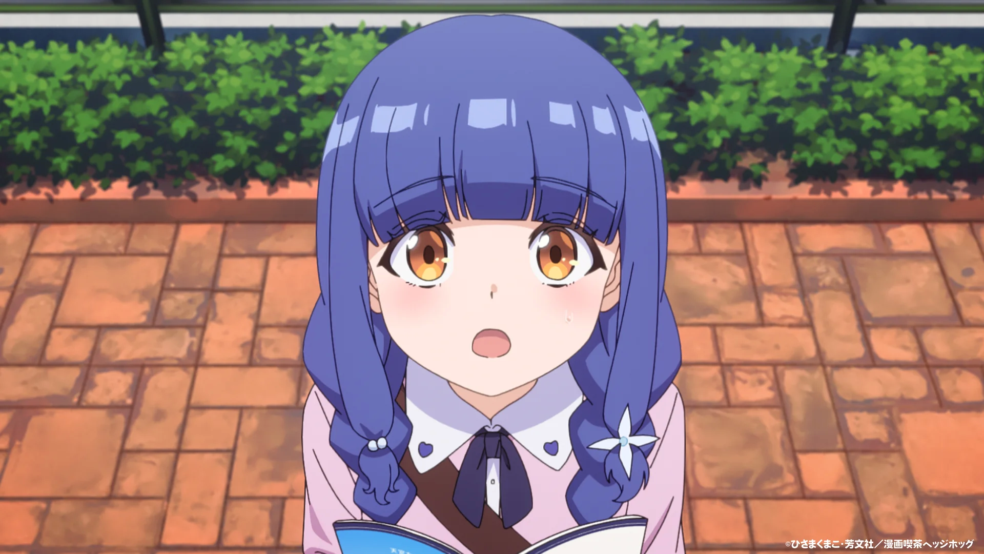 Аніме персонаж з блакитним волоссям тримає книгу