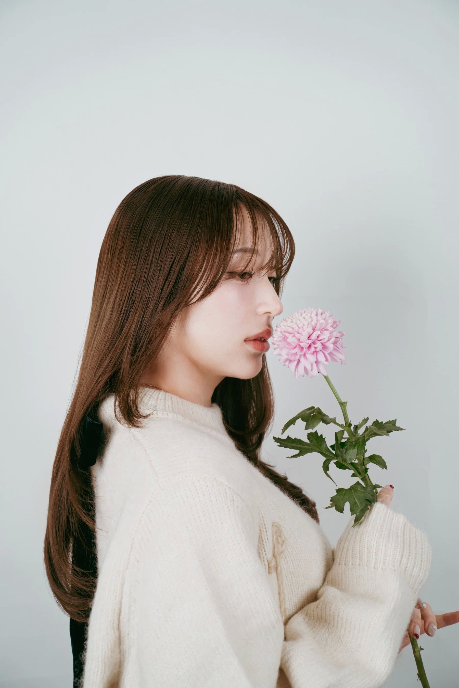 Mari Hiruga akishikilia ua wa waridi