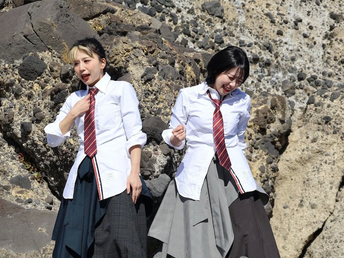 स्कूल यूनिफॉर्म में मोन्युसोडे सदस्य