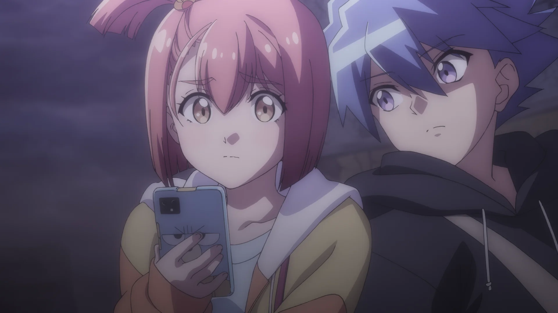 Zwei Figuren mit ernsten Gesichtsausdrücken, eine hält ein Smartphone.