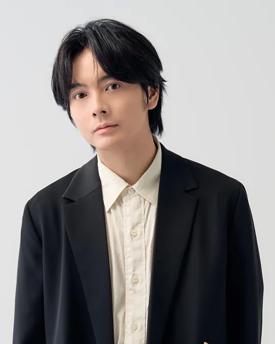 जुन्या एनोकी काले सूट में