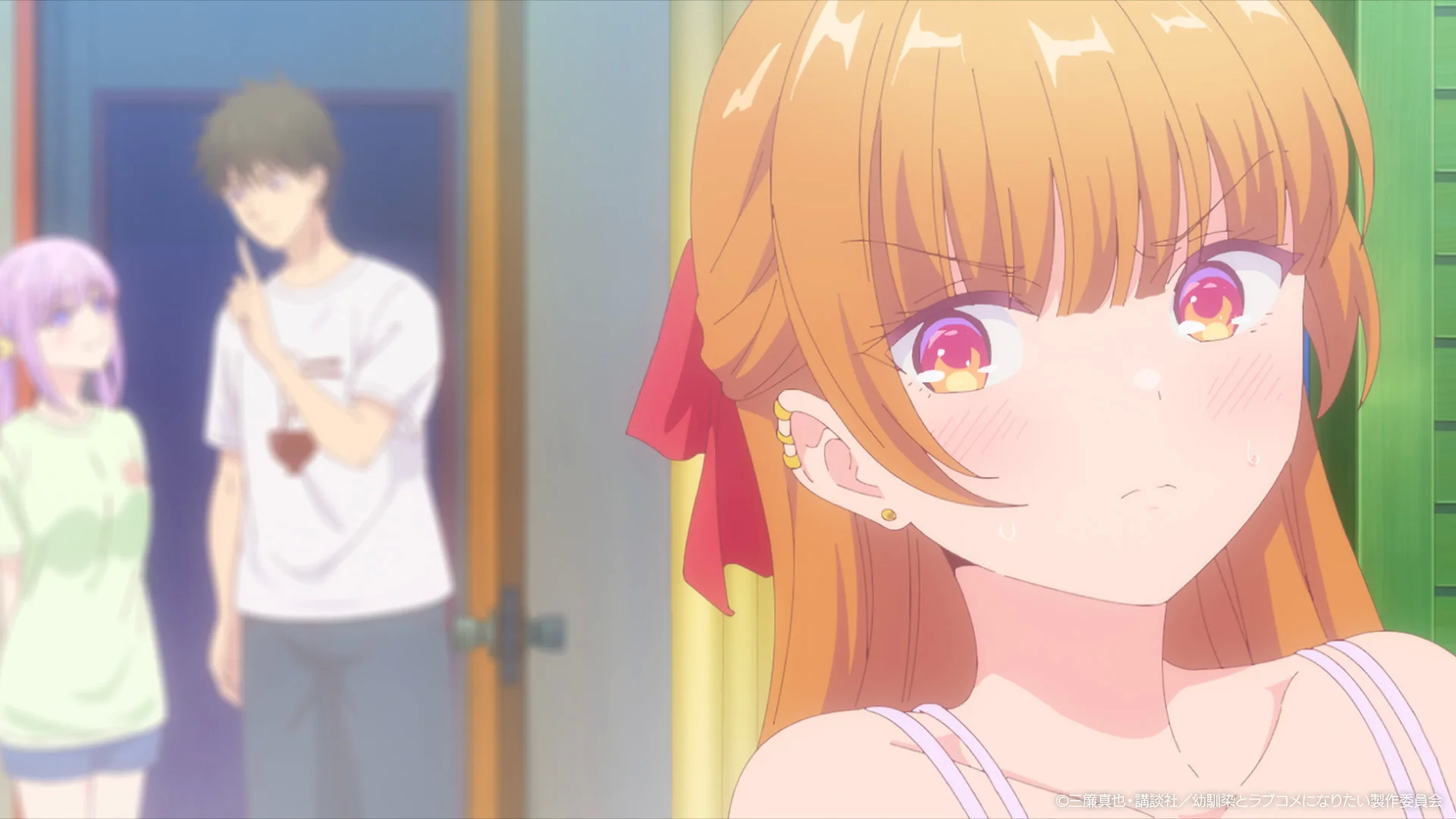 Zahanbené dievča s oranžovými vlasmi v scéne z anime