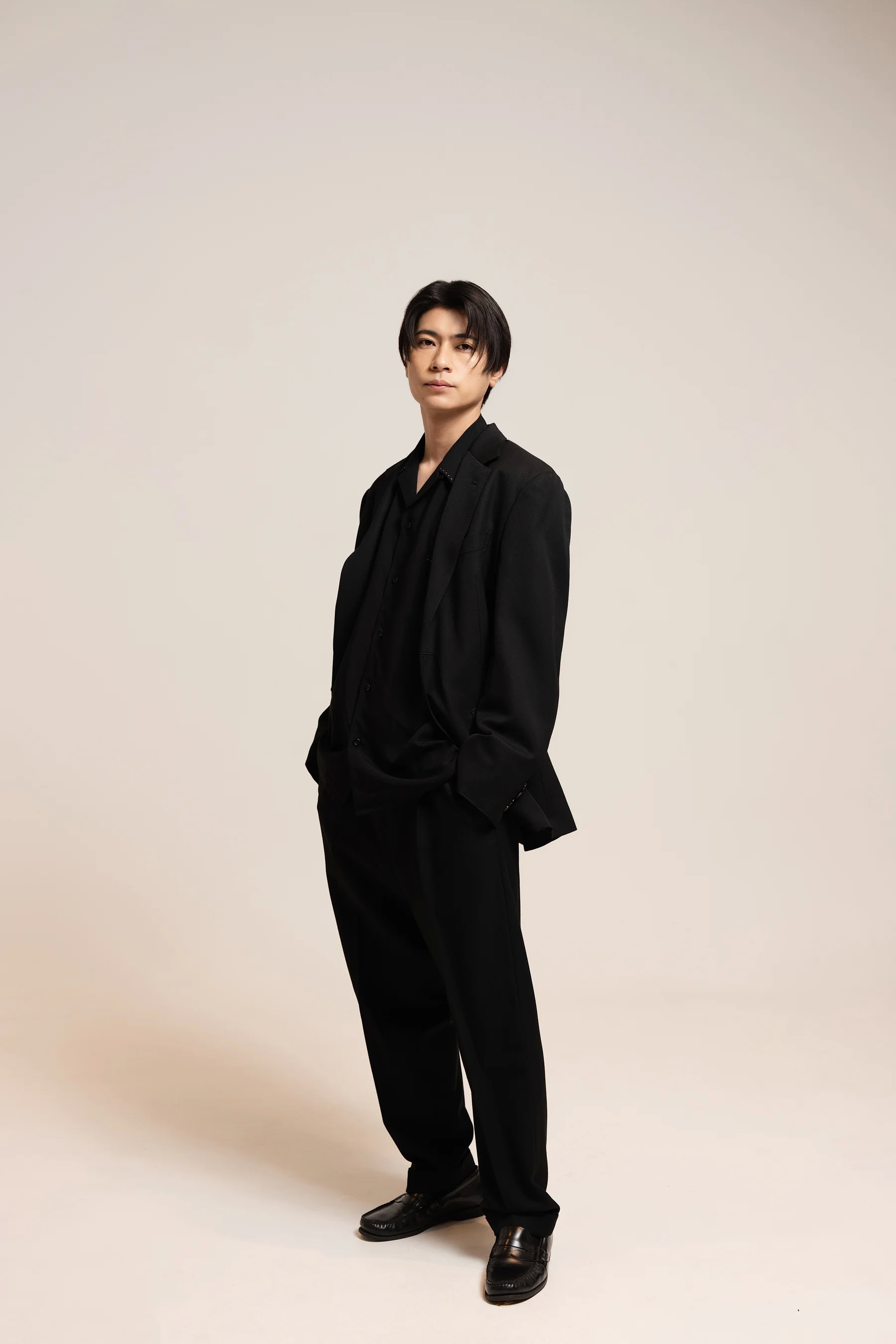 RUEED i en svart kostym