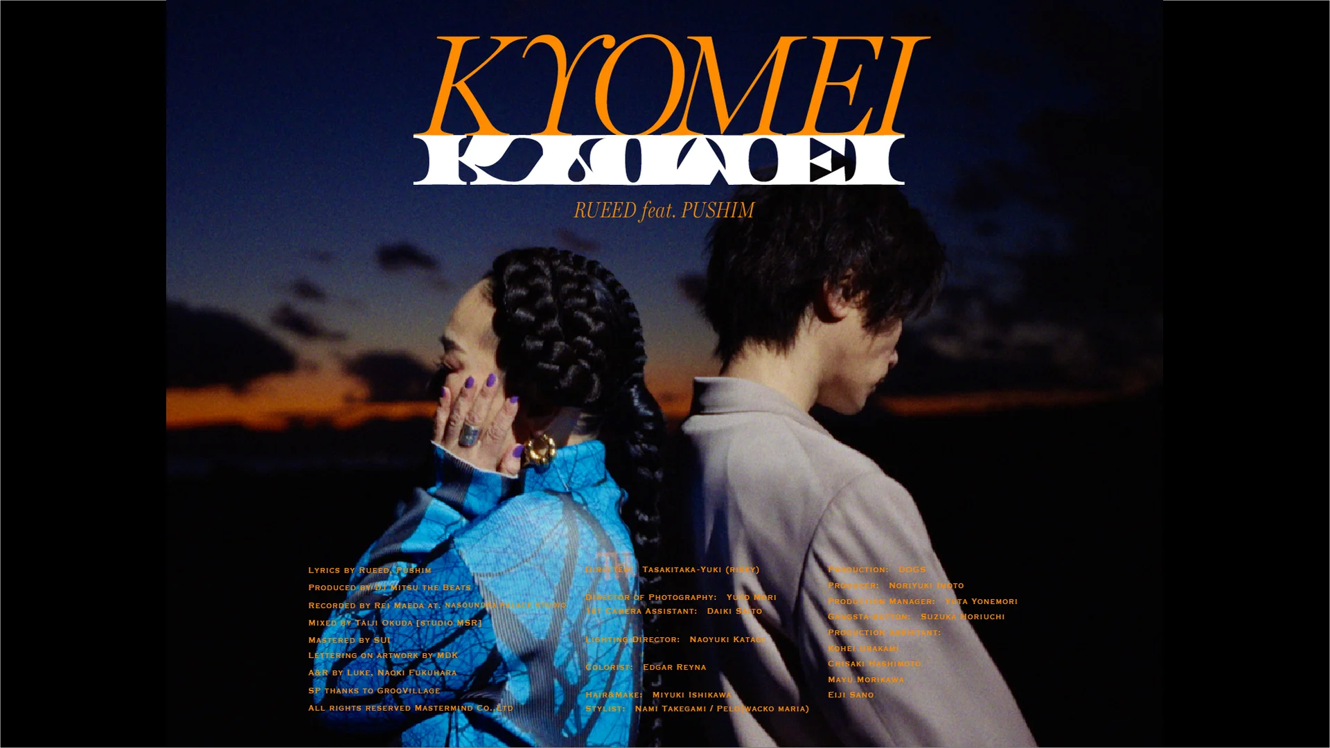 RUEED och PUSHIM rygg mot rygg under en skymningshimmel