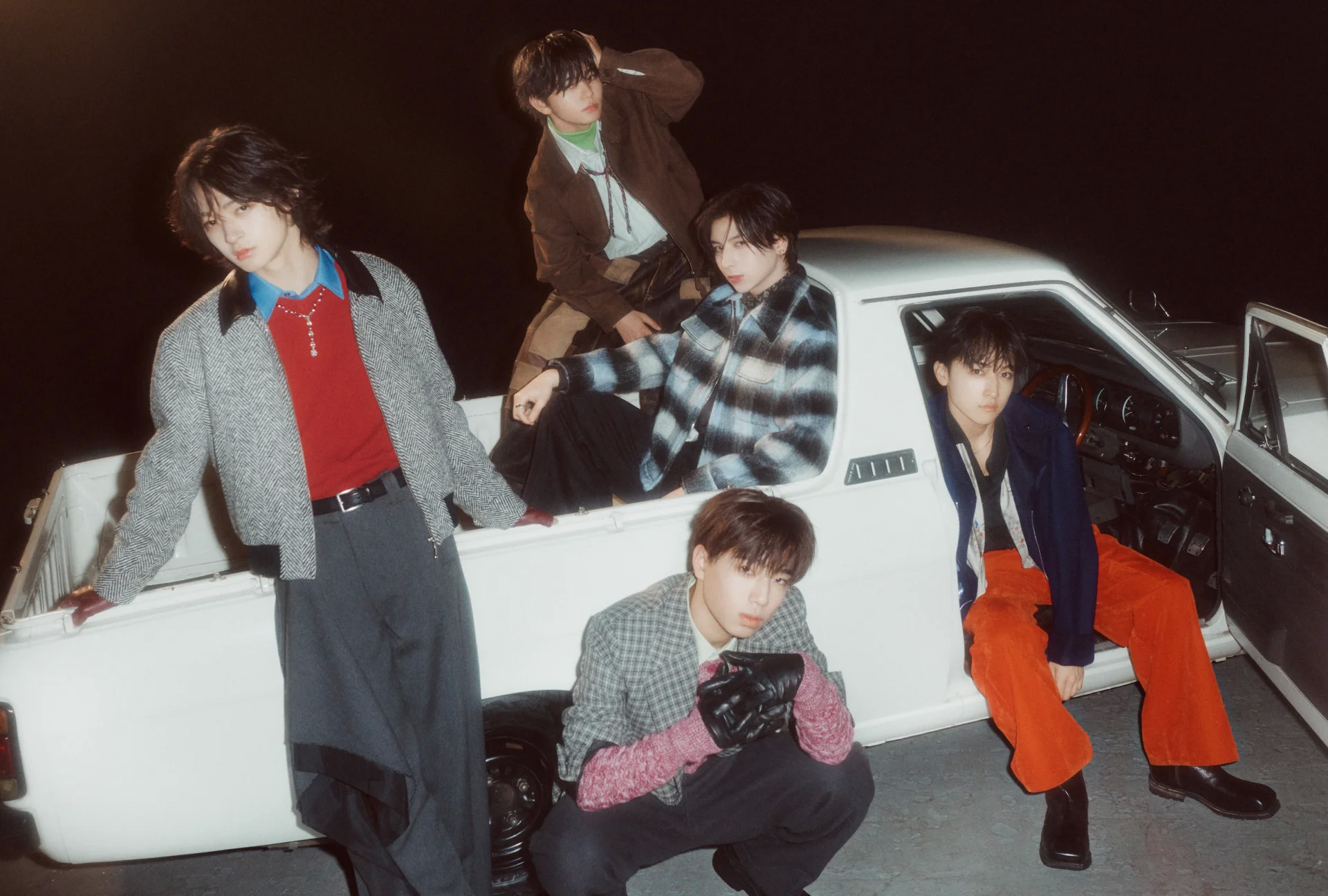 STARGLOW成员围在一辆白色皮卡车旁合影