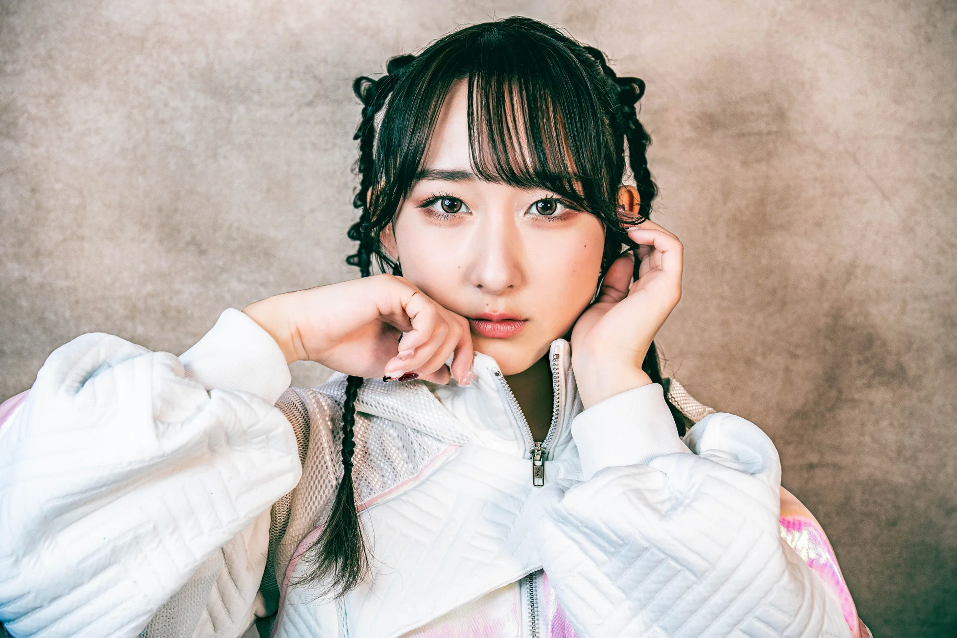 Japansk sanger Nanao ser ind i kameraet