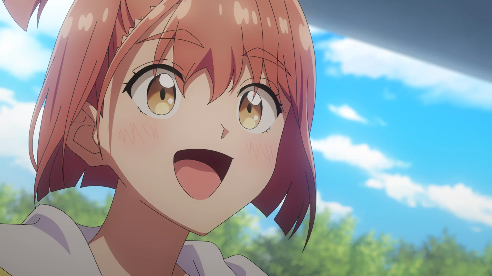 Animefigur med kort, lyserødt hår smiler under en blå himmel