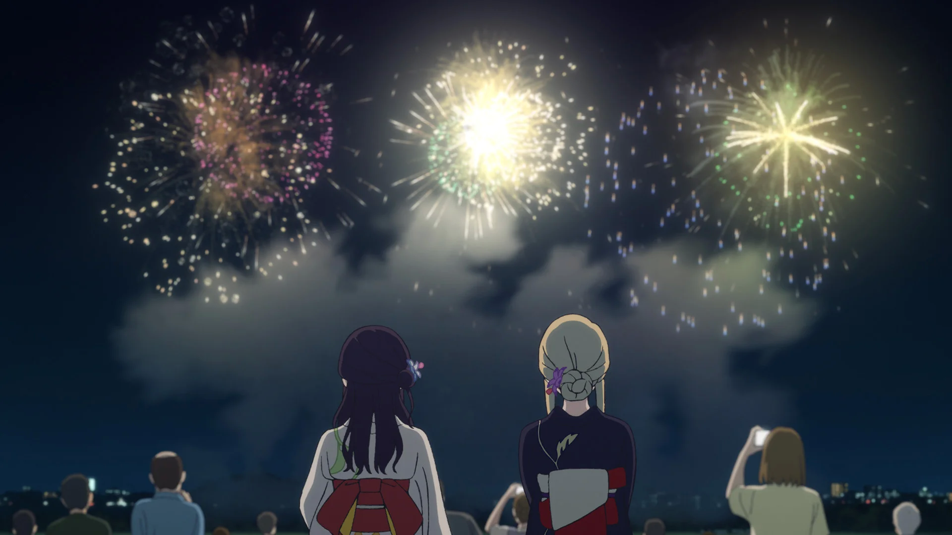 कागुयाहिमे और सयाहा गर्मियों के उत्सव में आतिशबाजी देखती हैं