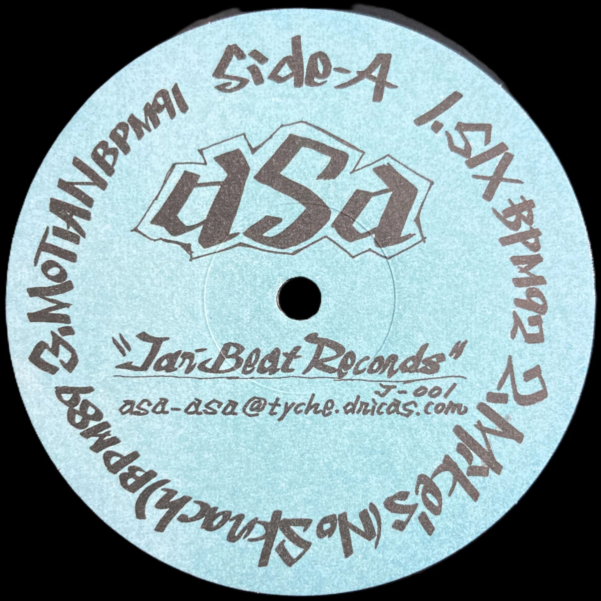 Vinilinės plokštelės etiketės vaizdas iš arti, kuriame pavaizduotas asa 1999 EP, matomas tekstas Side-A ir JariBeat Records