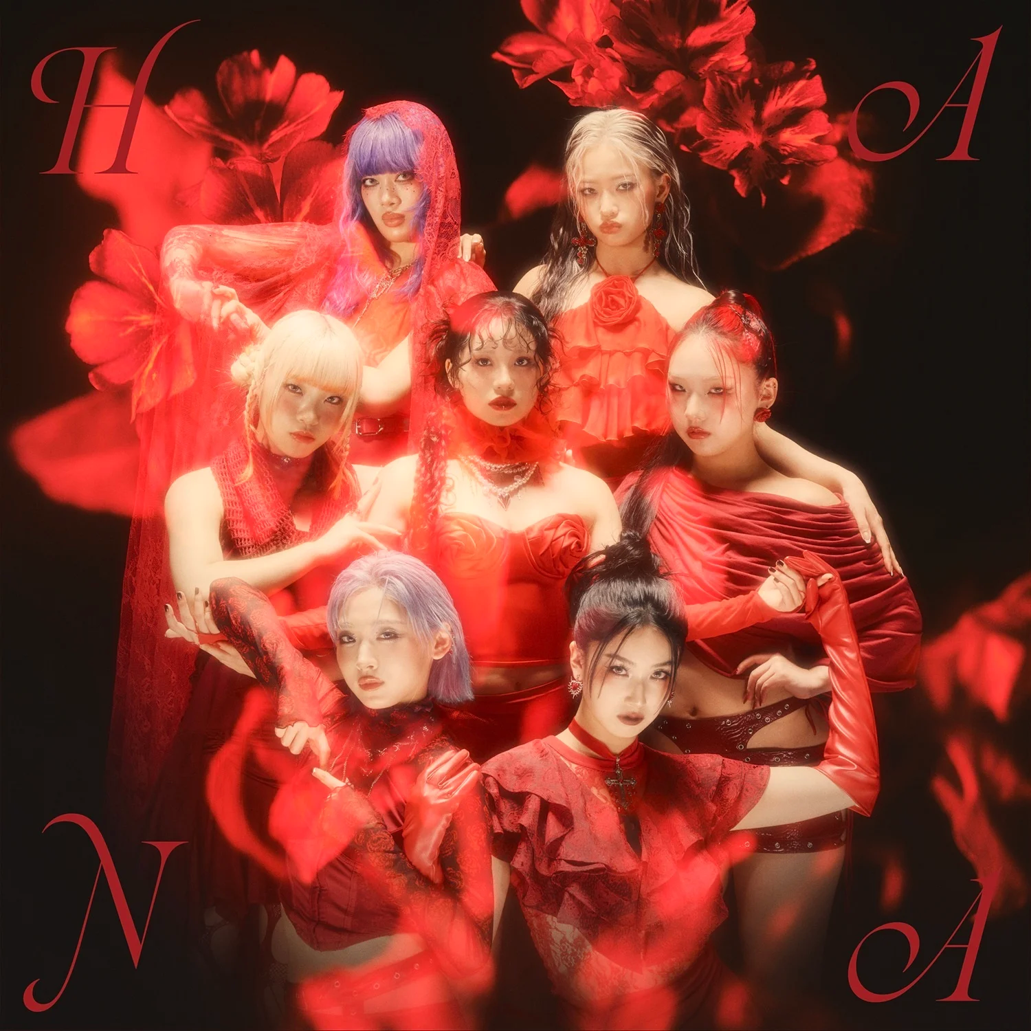 Членови на HANA во црвени комбинезони ја формираат името на групата со цвеќиња