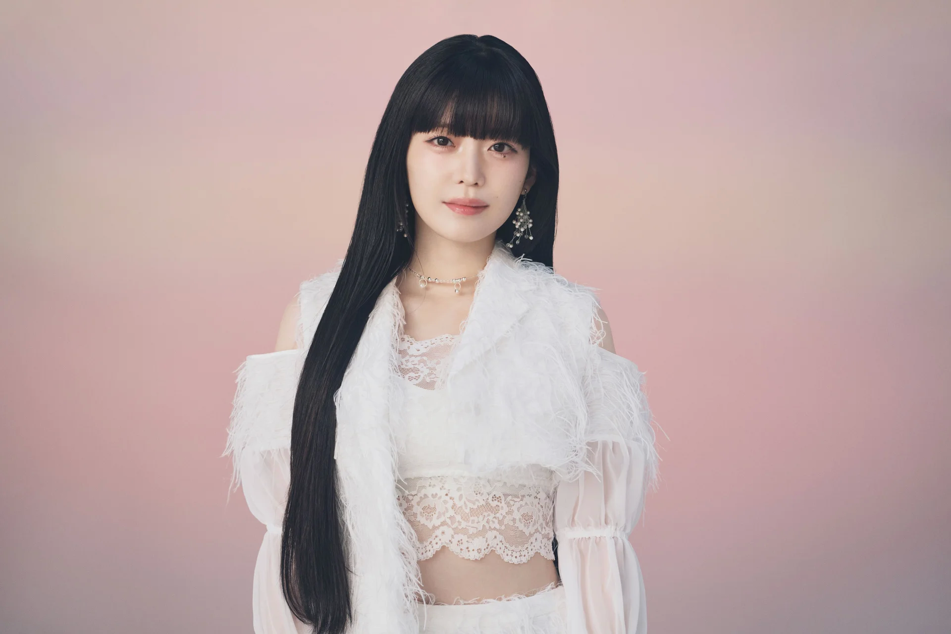 Kaya v bílých krajkových šatech