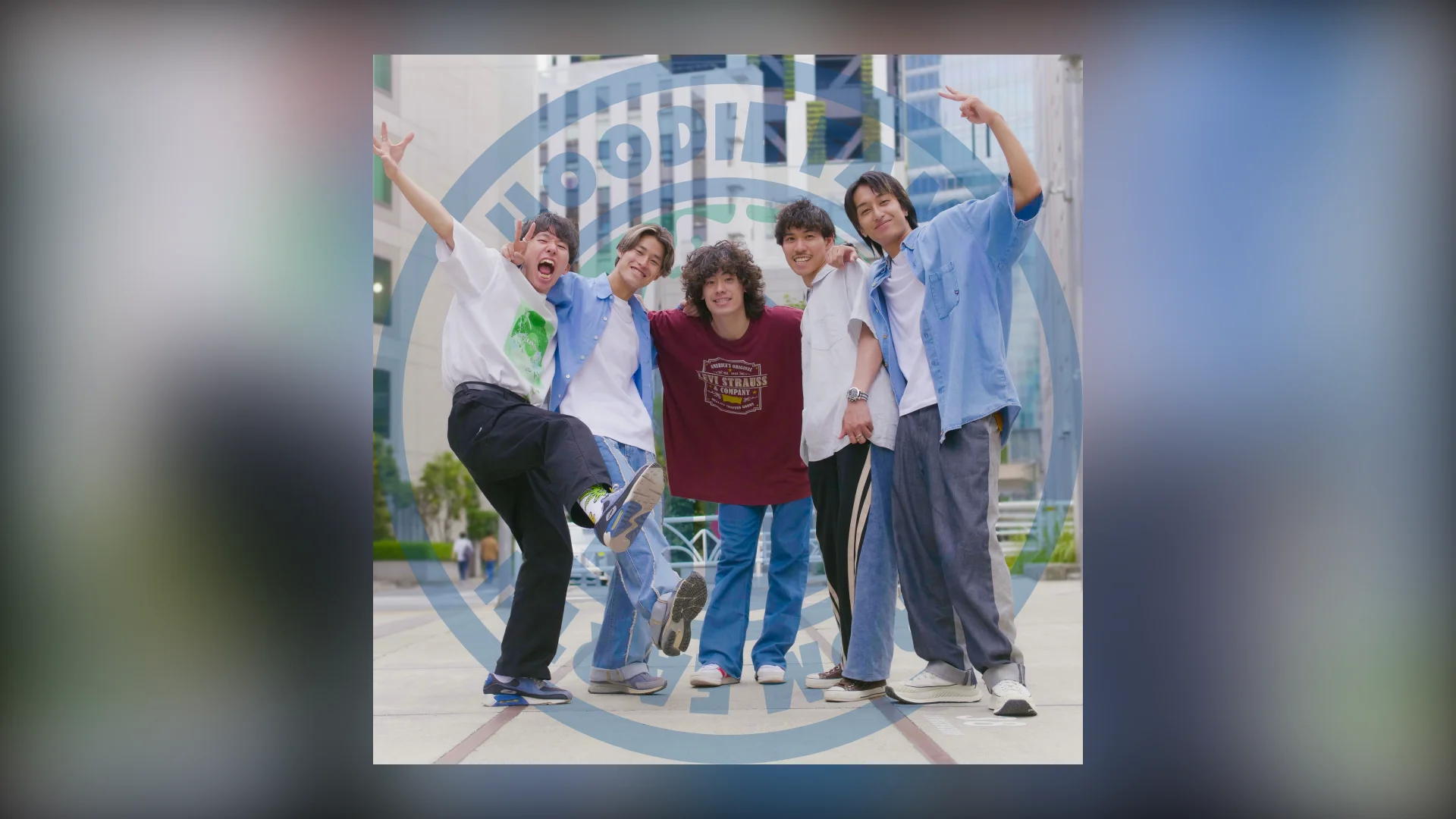 Pět členů Hoodie fam pózuje společně venku