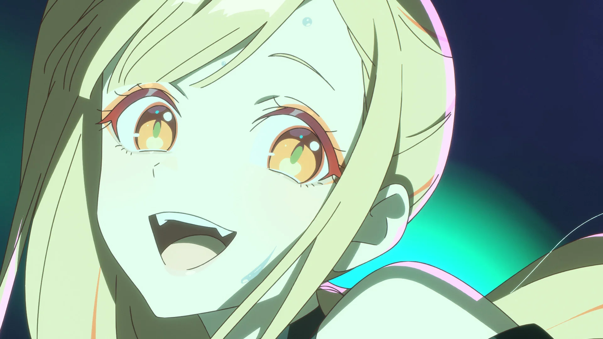 Krupni plan anime lika koji se vedro smije