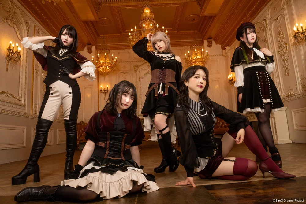 Członkinie Ave Mujica pozują w okazałym pomieszczeniu