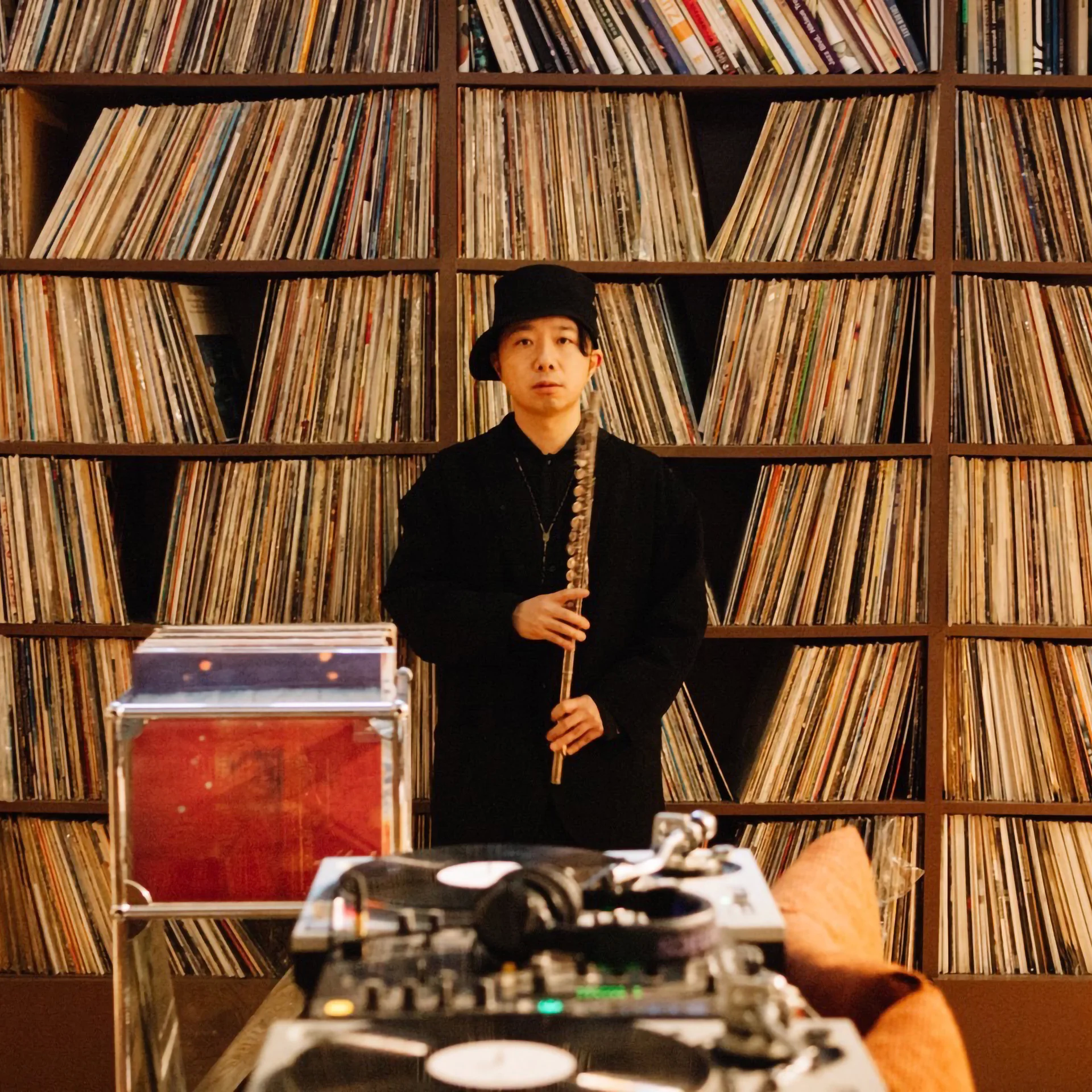 haruka nakamura mit Flöte vor Vinylsammlung