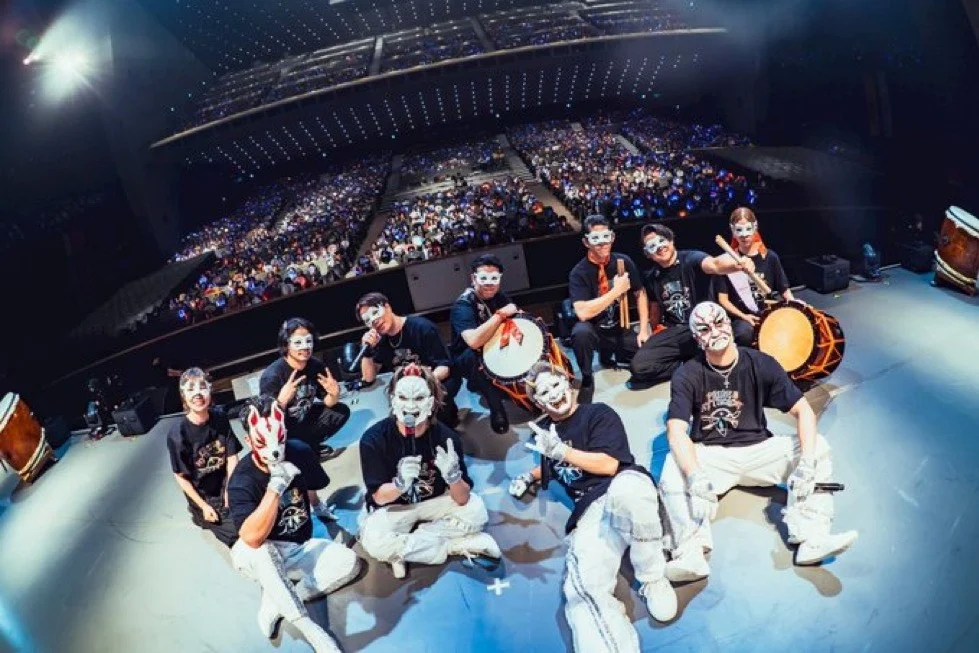 O-MENZ ap jwe sou sèn devan yon gwo odyans