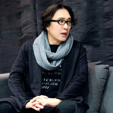 Bajune Tobeta сидит на диване