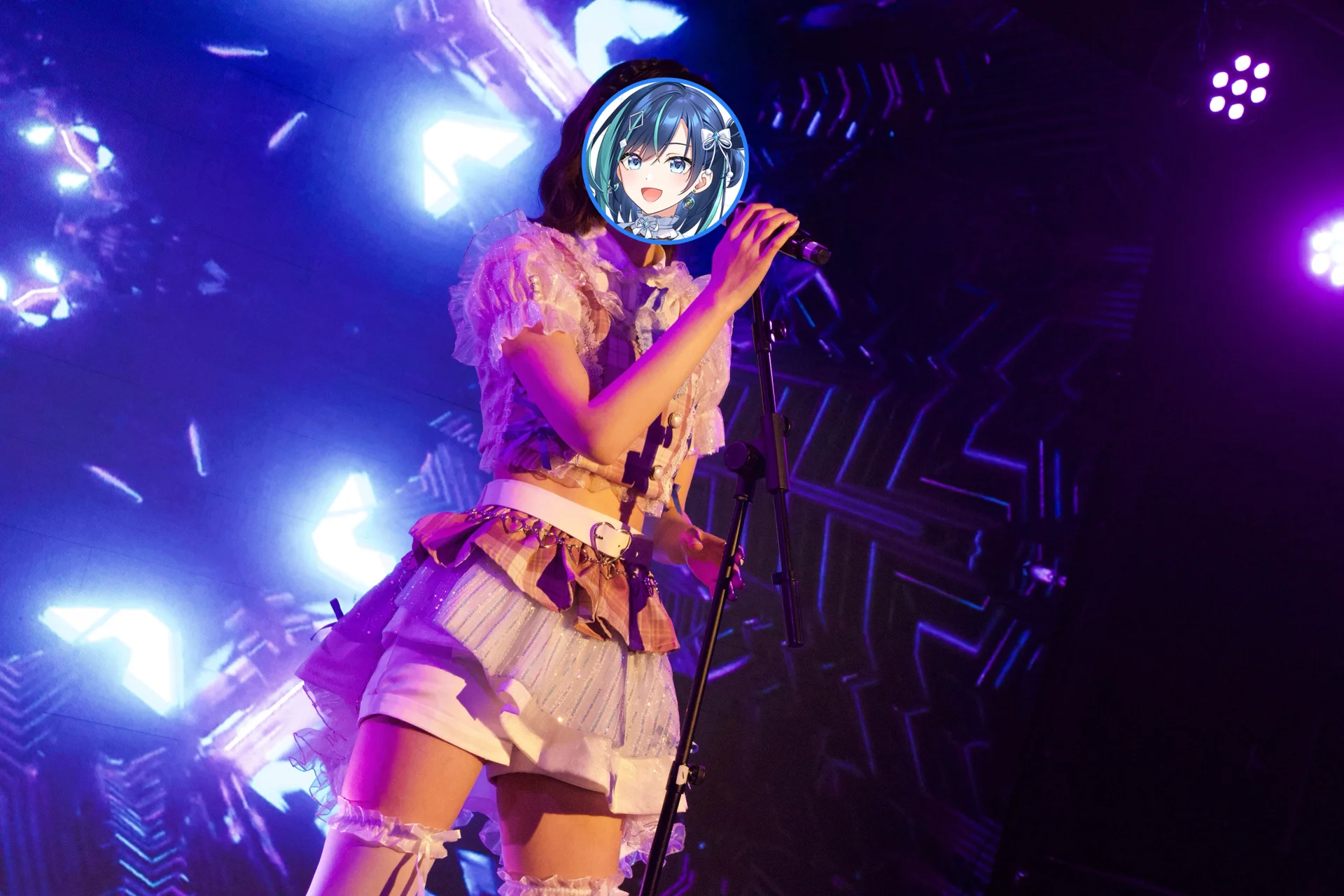 VTuber در حال اجرا روی صحنه با نورپردازی پرانرژی