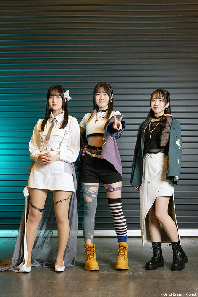 Három nő stílusos ruhákban pózol