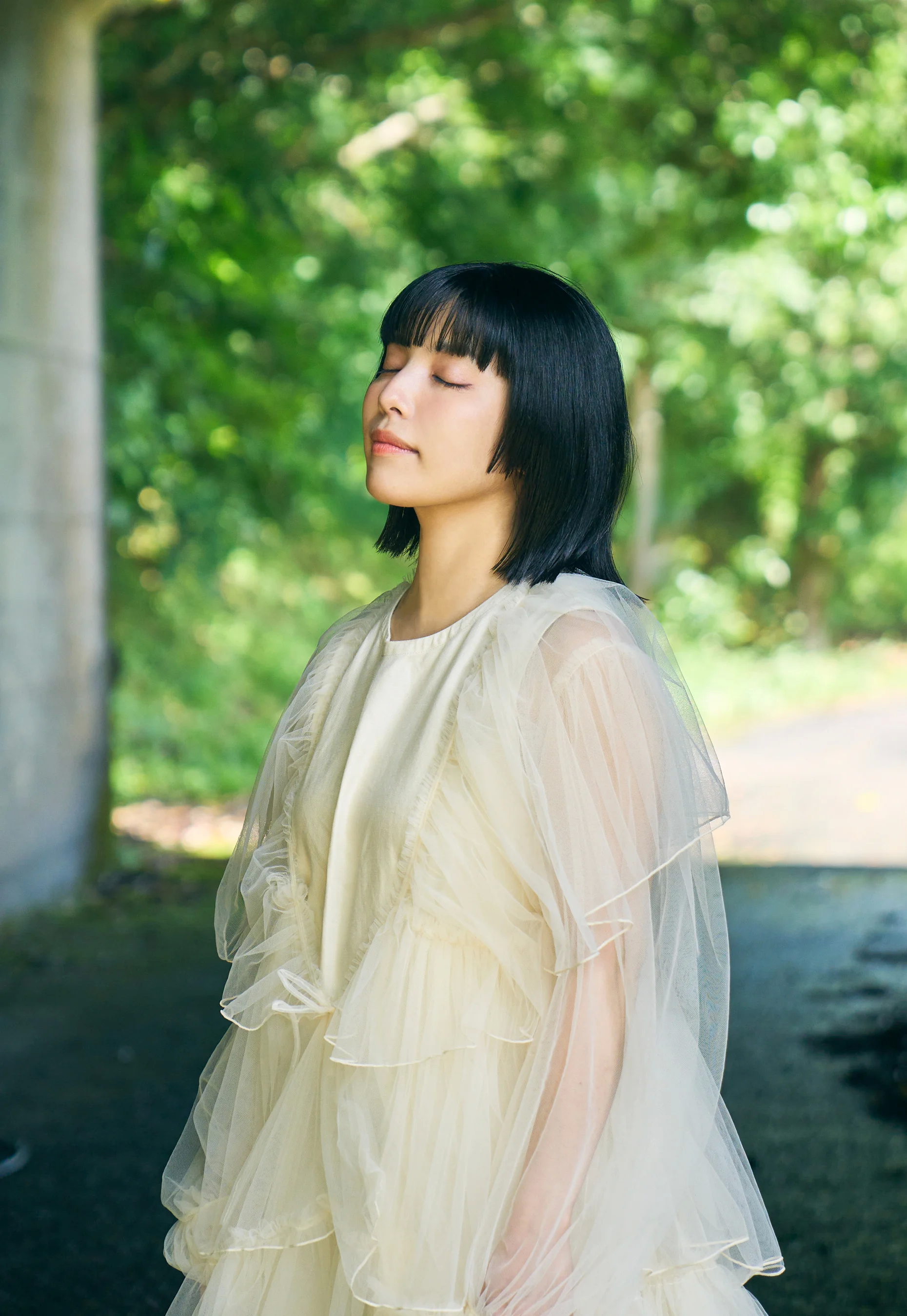 UReoNa egqoke ingubo emhlophe ngaphandle