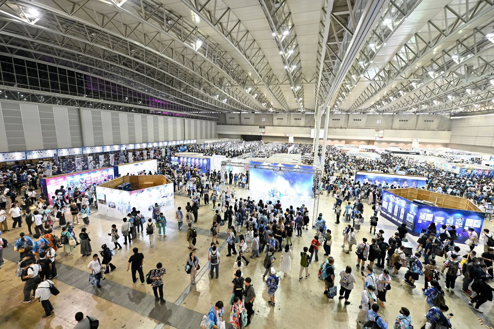 マジカルミライの展示会場、多くの来場者とブース