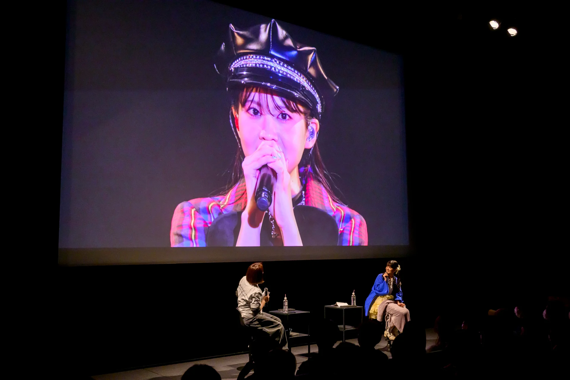 Aguri Onishi ar y llwyfan yn ei digwyddiad 5ed pen-blwydd