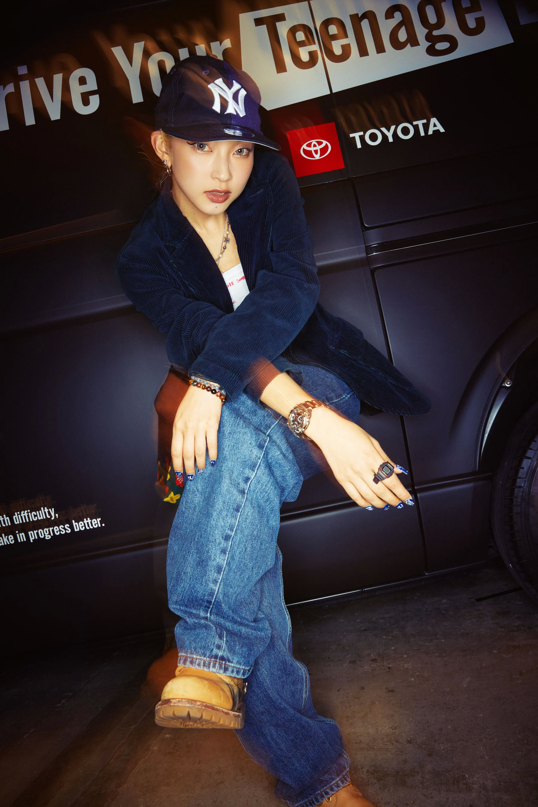 SHOTARO टोयोटा HIACE वर टेक लावून उभा आहे