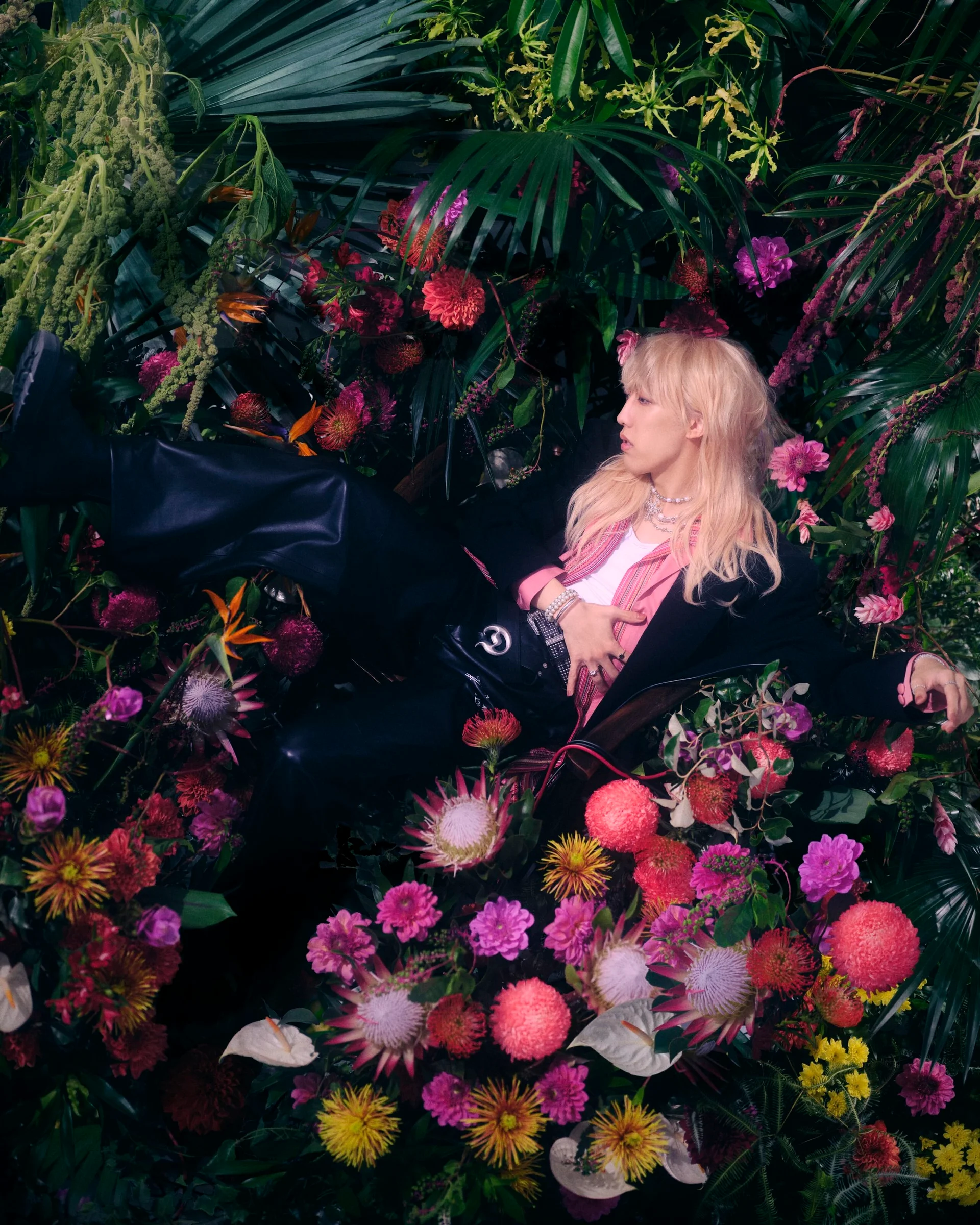 Propagačný obrázok osoby so svetlými vlasmi obklopenej kvetmi