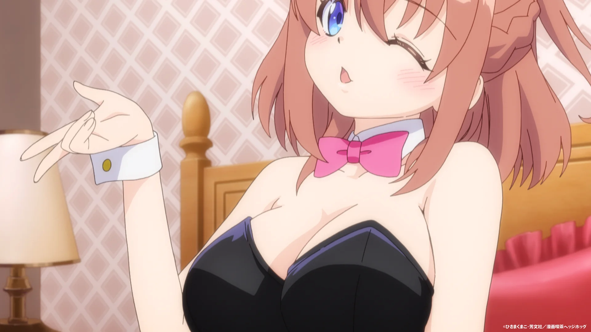 Персонажный визуал Мориты Мэйко, подмигивающей в своей комнате