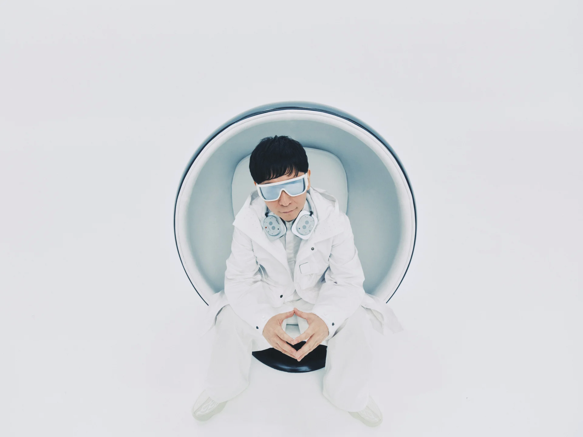 Taku Takahashi met een koptelefoon in een studio