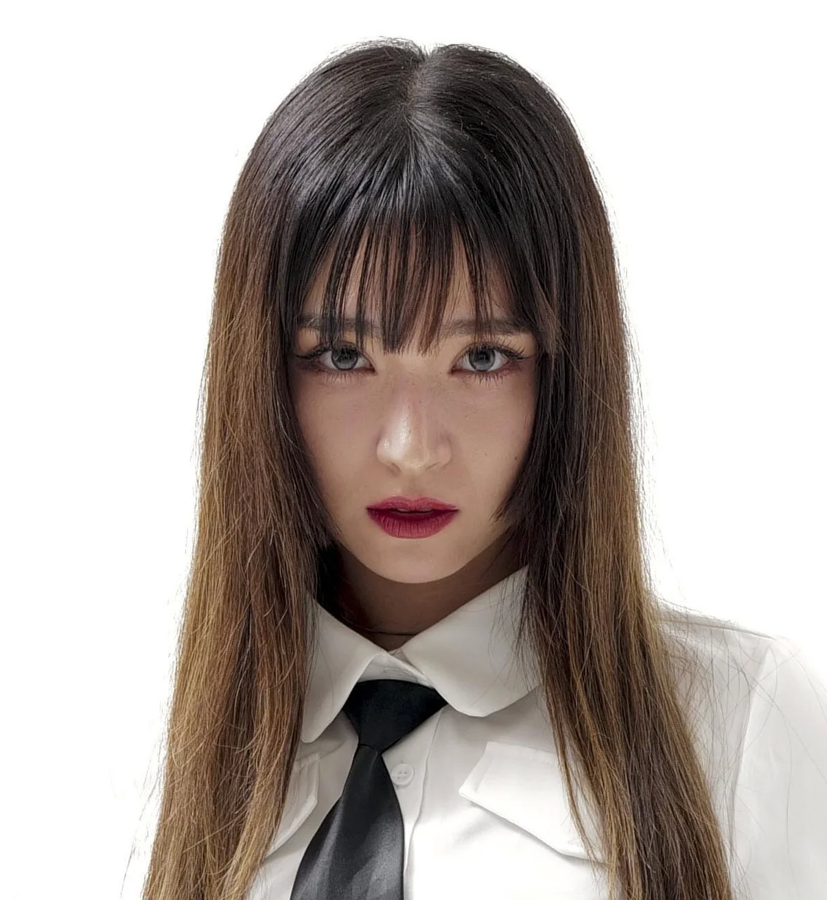 Selin, kompożitur bi xagħar iswed, jippoża bil-qmis abjad u l-kravata sewda