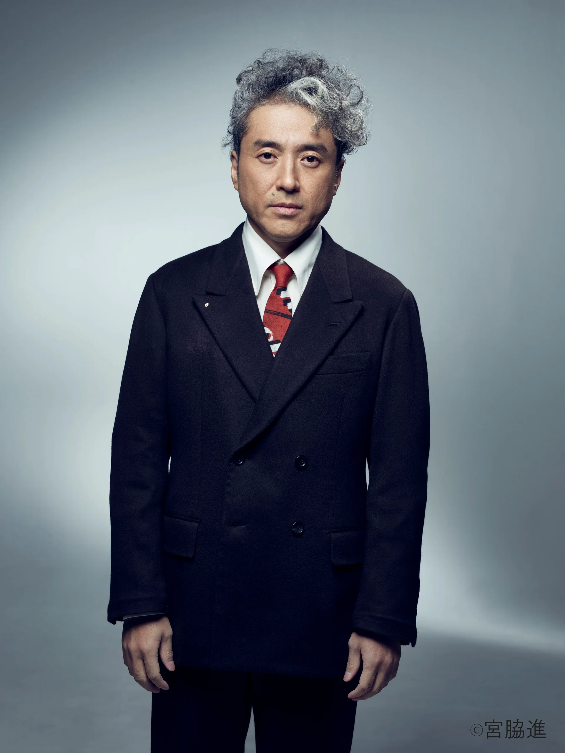 Muro Tsuyoshi színész sötét öltönyben