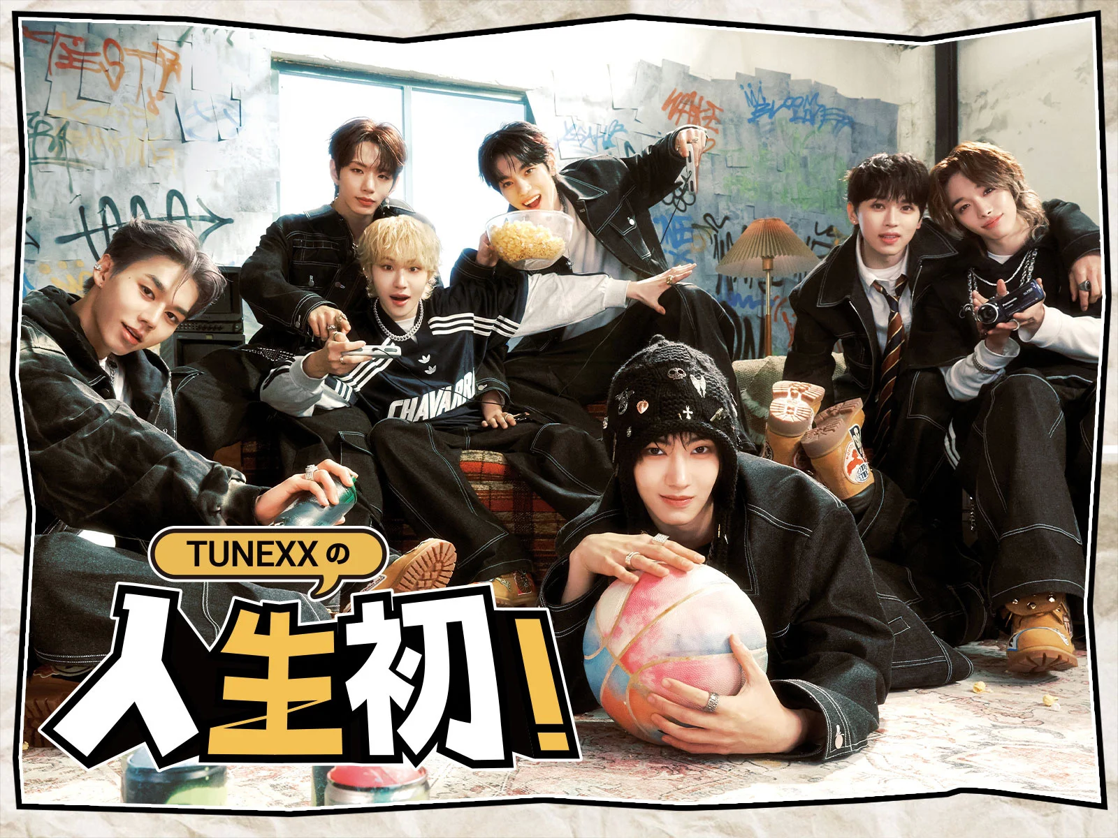Các thành viên TUNEXX trong một căn phòng đầy màu sắc