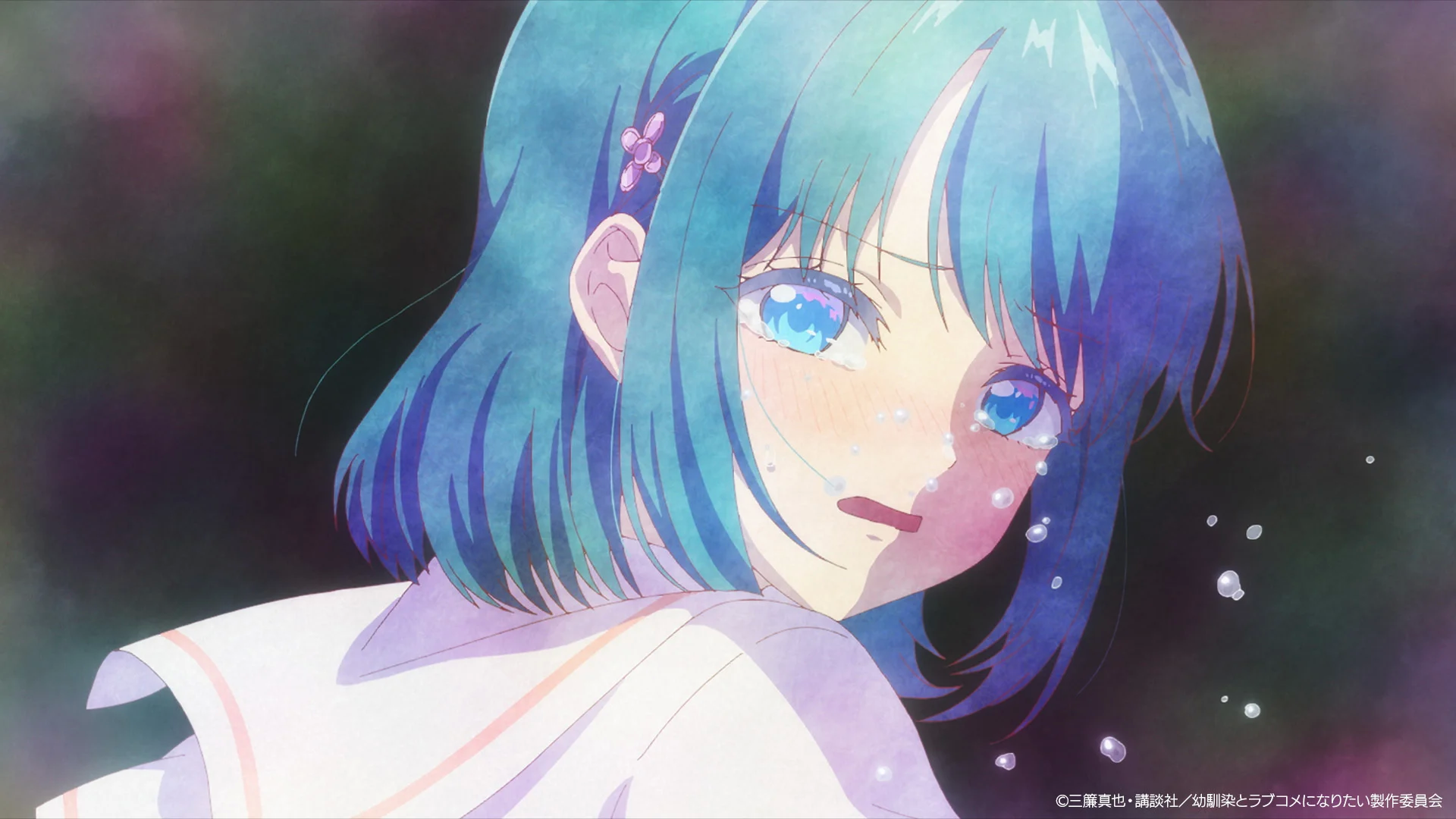 Anime-Charakter mit blauen Haaren und großen blauen Augen blickt über die Schulter, umgeben von Glitzer.