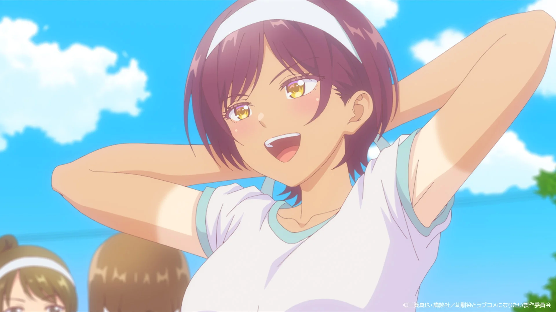 Anime-Szene eines lächelnden Mädchens mit lila Haaren und einem Stirnband während eines Sportfests, das sich vor einem blauen Himmel dehnt.