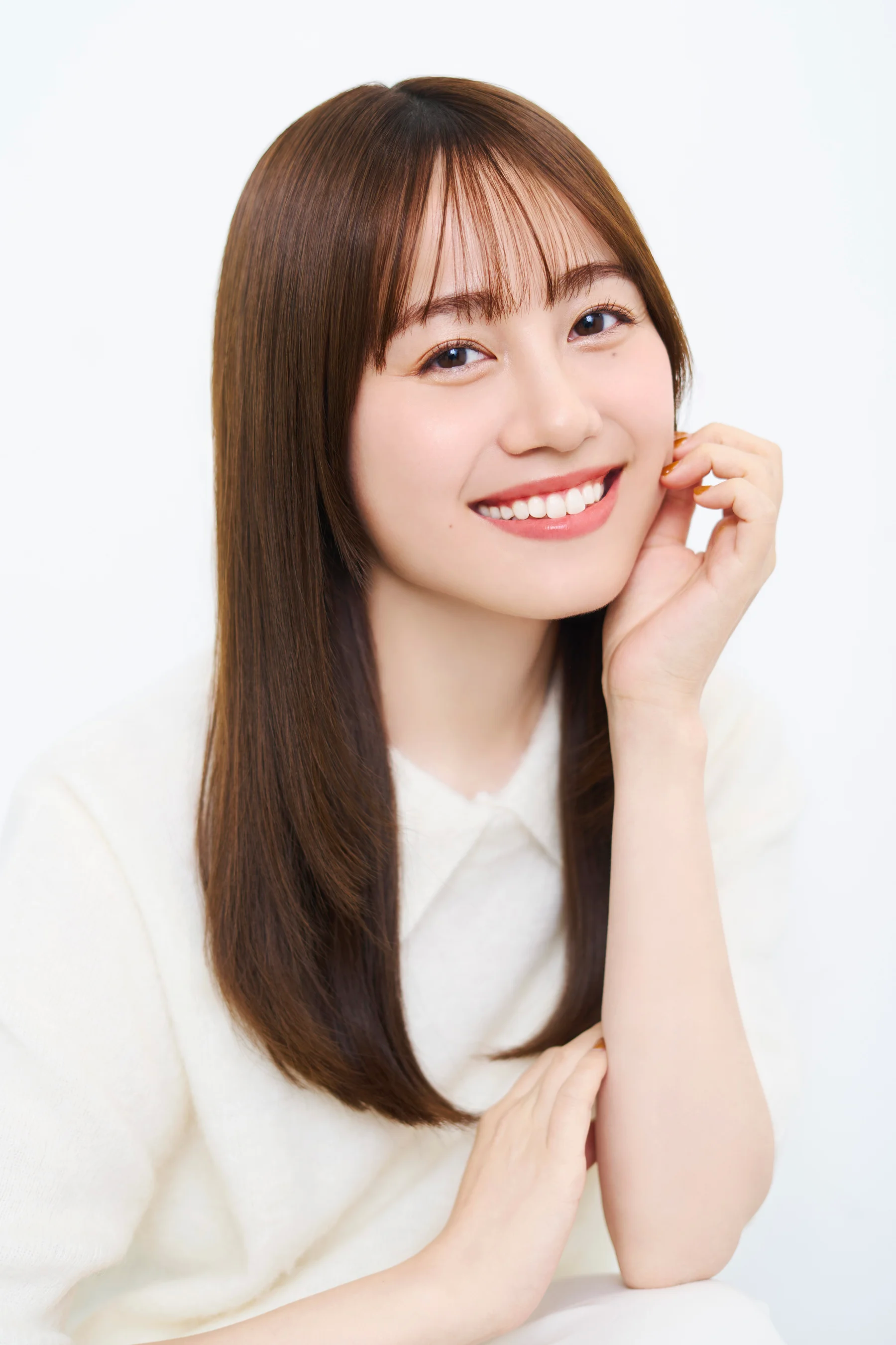 Itou Miku hymyilee valkoisessa asussa