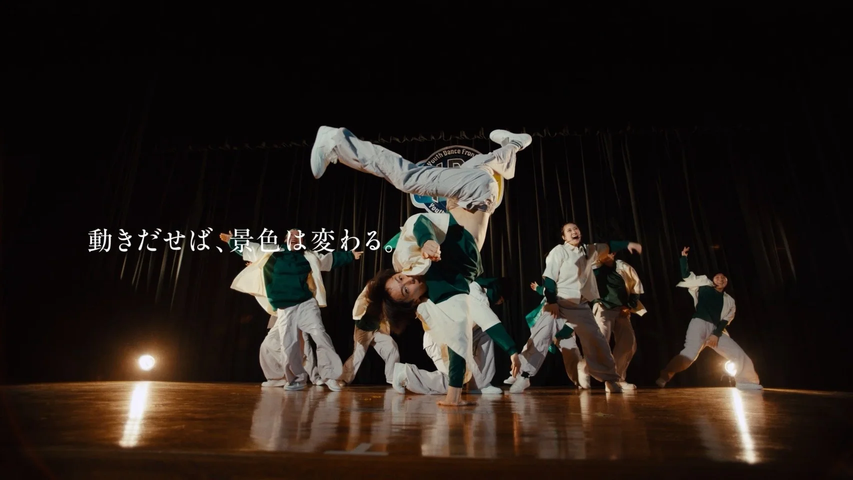 Ryu executând o rotire pe cap pe scenă cu trupa sa