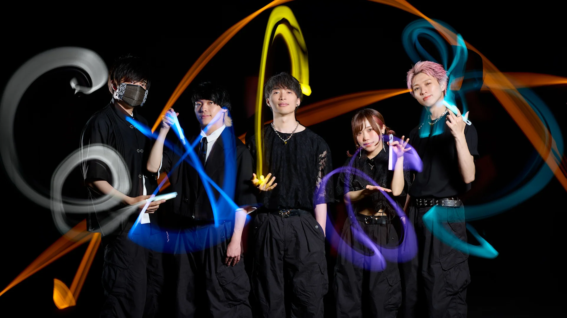 Zero Uchi tagok színes fénypálcákkal előadnak