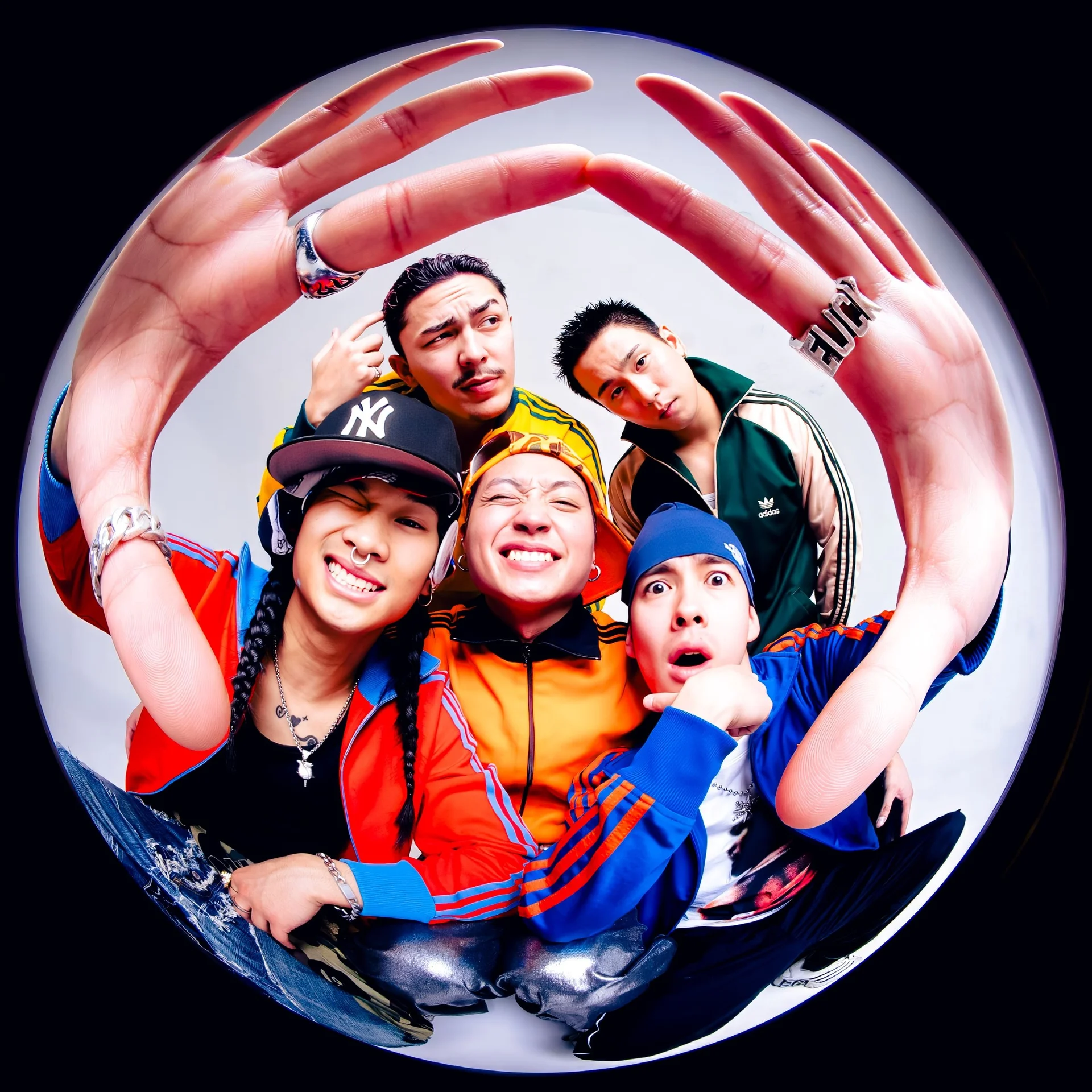 Các thành viên KOMOREBI tạo dáng trong trang phục đường phố đầy màu sắc