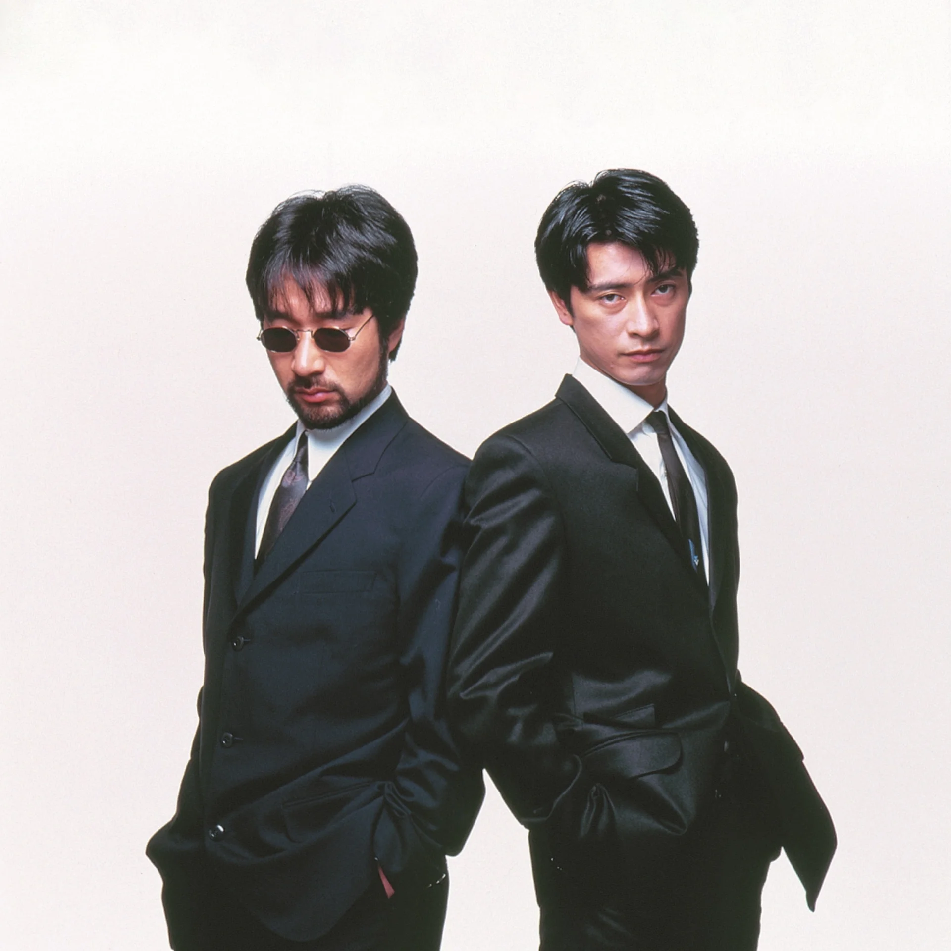 Anggota BECAUZ Kunihisa Yamato dan Jin Chizawa dalam setelan hitam