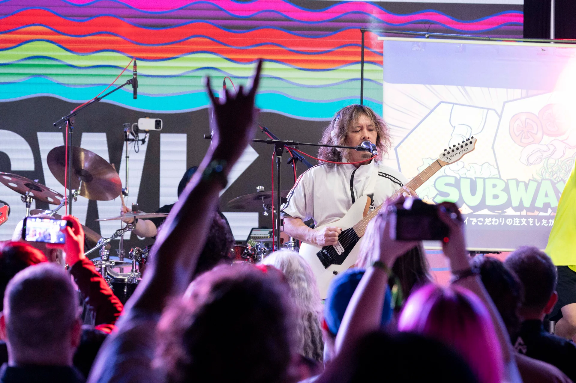 Muzyk występuje na scenie SXSW z żywym tłem