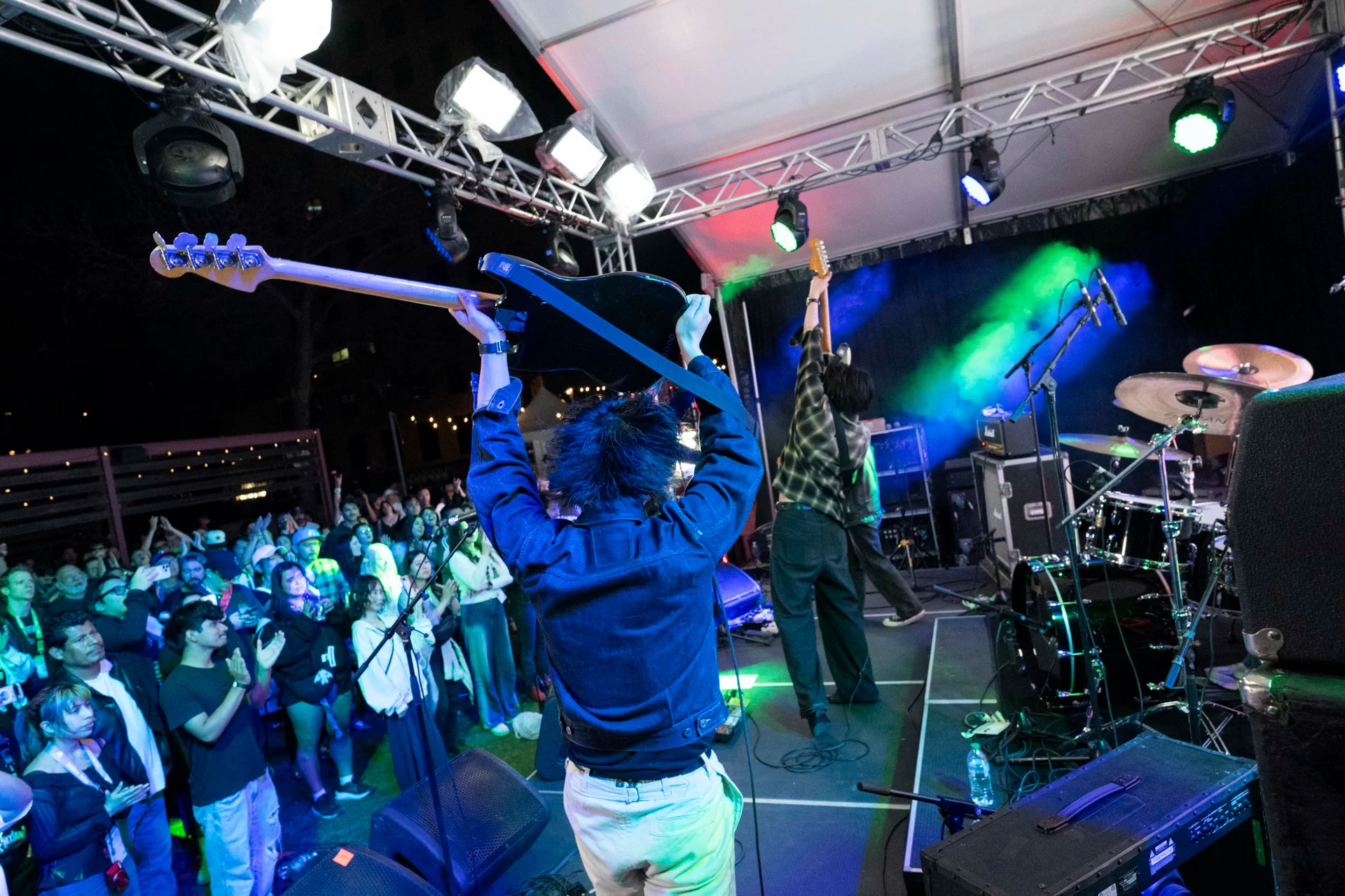 Zespół energetycznie występujący na scenie z dopingującą publicznością