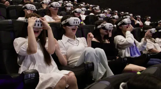 Публика носи шлемови за VR во кино
