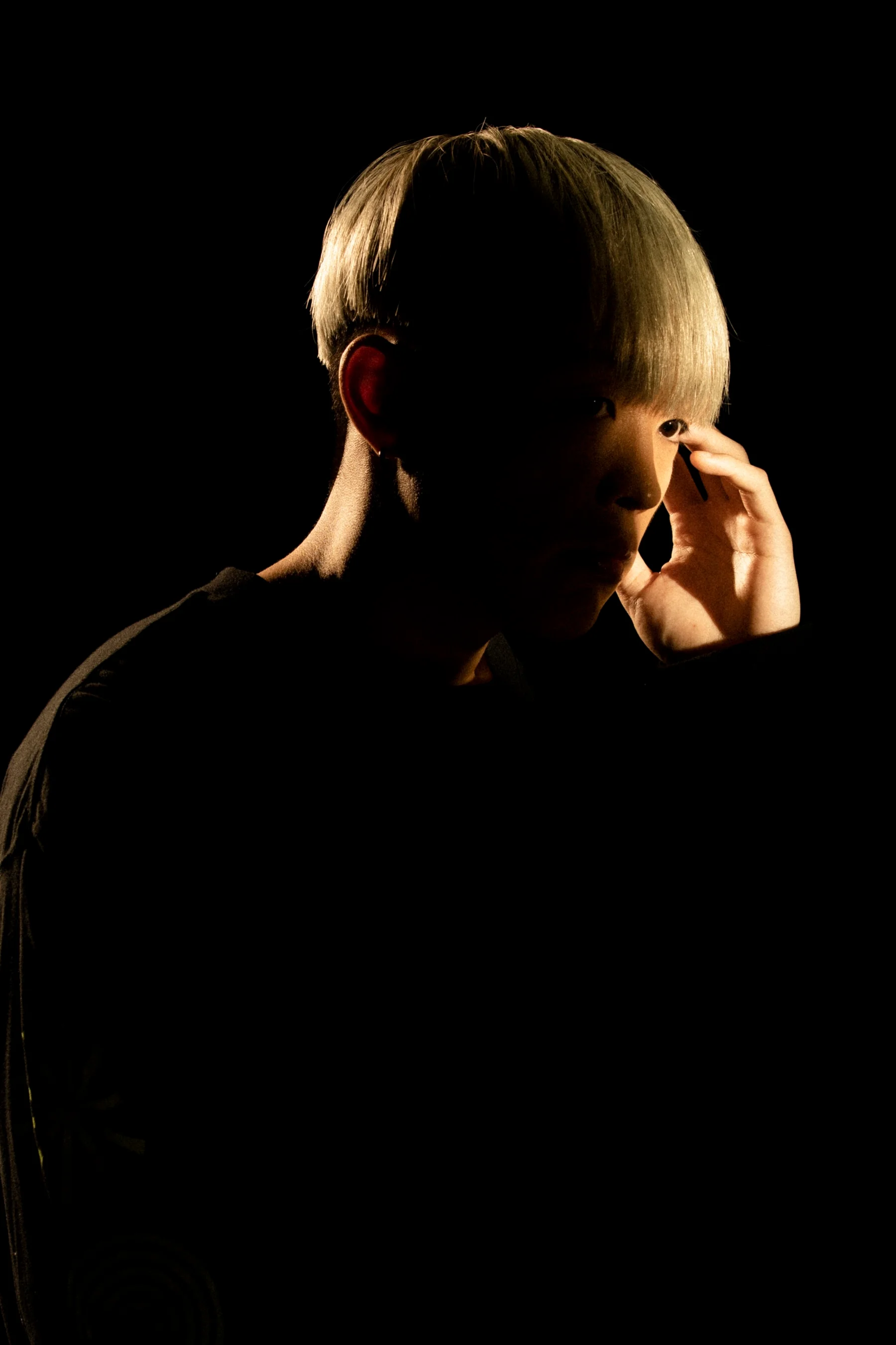 Siluetēta persona ar platīna blondiem matiem