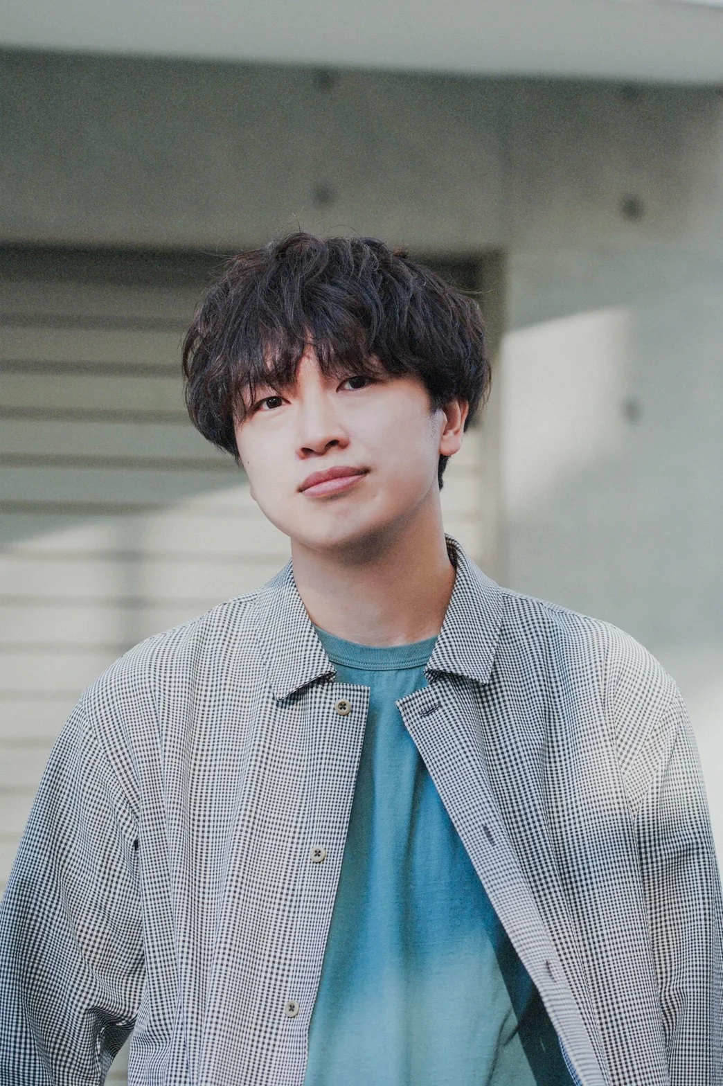 Persona ar tumšiem matiem, valkājot pīrādziņu žaketi