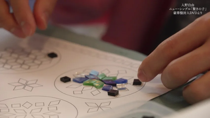 রঙিন টাইলস সাজানো হাত