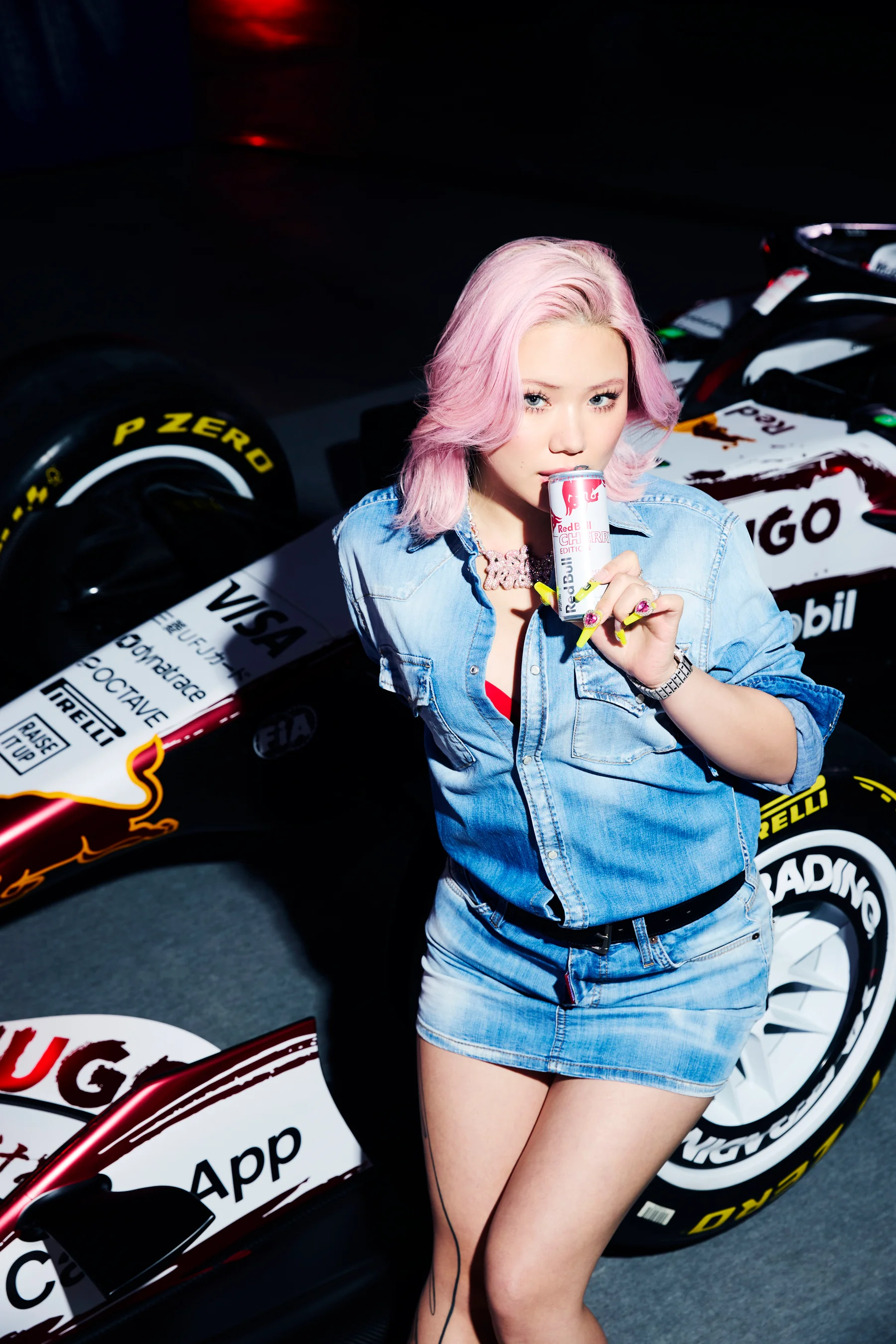 LANA kenbe yon bwat Red Bull Cherry Edition